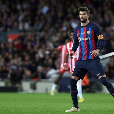 Gerard Piqué y sus hijos Milan y Sasha en su retirada del fútbol