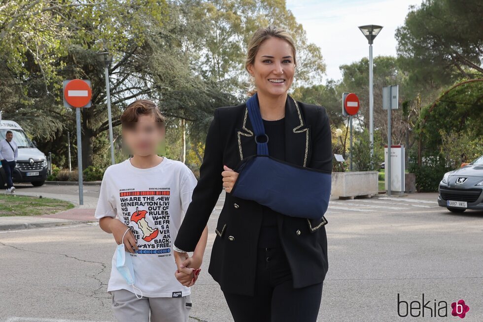 Alba Carrillo con el brazo en cabestrillo y su hijo