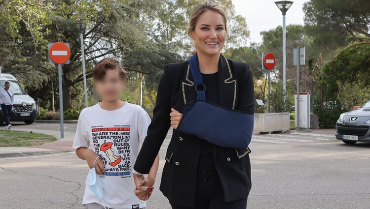 Alba Carrillo con el brazo en cabestrillo y su hijo