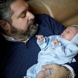 Jorge Romanov sujeta a su hijo, Alexander, en brazos