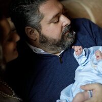 Jorge Romanov sujeta a su hijo, Alexander, en brazos