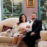 Jorge Romanov y Victoria Romanovna con su hijo y sus perros