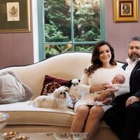 Jorge Romanov y Victoria Romanovna con su hijo y sus perros