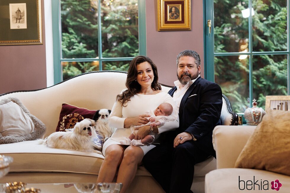 Jorge Romanov y Victoria Romanovna con su hijo y sus perros