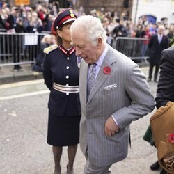 El Rey Carlos III tras serle arrojados unos huevos en su visita a York