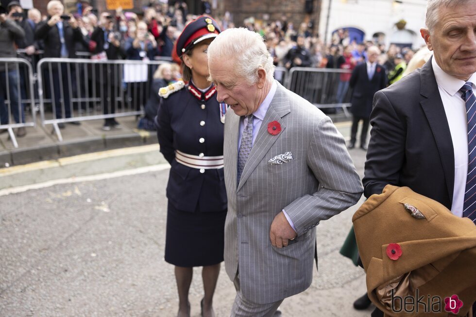 El Rey Carlos III tras serle arrojados unos huevos en su visita a York