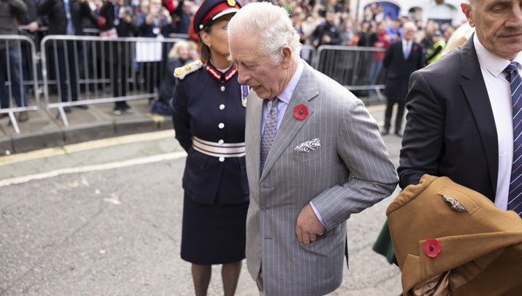 El Rey Carlos III tras serle arrojados unos huevos en su visita a York