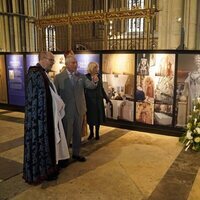 Los Reyes Carlos y Camilla ante una réplica de la estatua de la Reina Isabel II en la Catedral de York