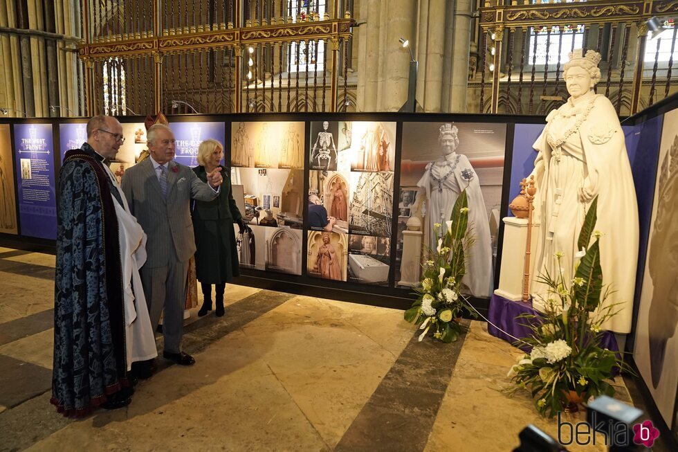 Los Reyes Carlos y Camilla ante una réplica de la estatua de la Reina Isabel II en la Catedral de York