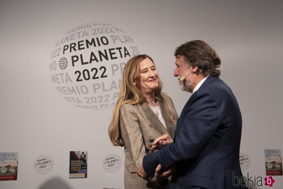 Luz Gabás y José Crehueras en la presentación de las novelas ganadora y finalista del Premio Planeta 2022