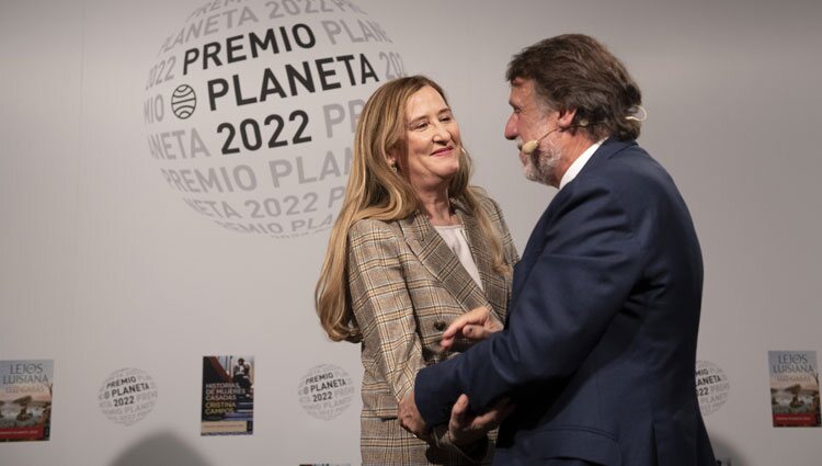 Luz Gabás y José Crehueras en la presentación de las novelas ganadora y finalista del Premio Planeta 2022