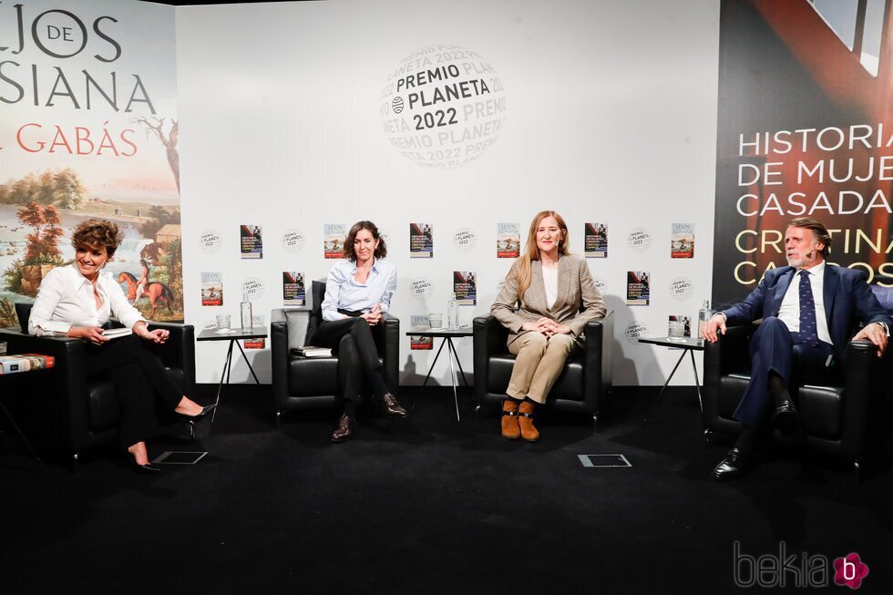 Sonsoles Ónega, Cristina Campos, Luz Gabás y José Crehueras en la presentación de las novelas ganadora y finalista del Premio Planeta 2022