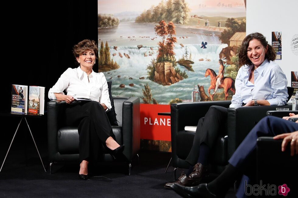 Sonsoles Ónega y Cristina Campos en la presentación de las novelas ganadora y finalista del Premio Planeta 2022