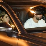 Gerard Piqué en el coche acompañado de Clara Chía