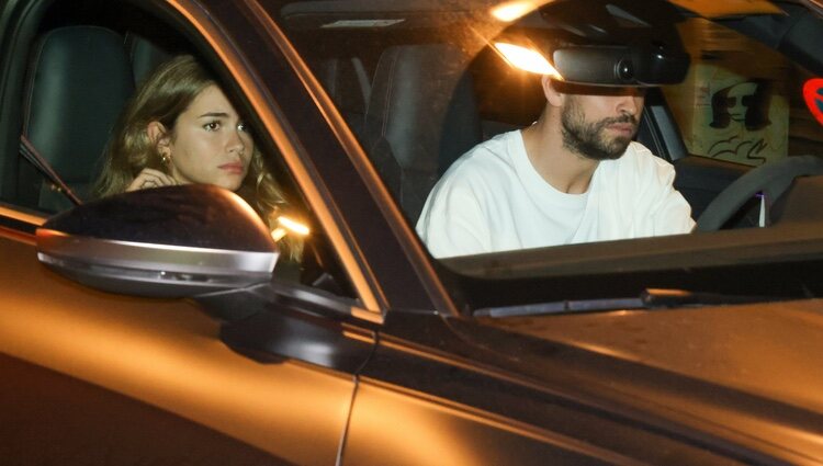 Gerard Piqué en el coche acompañado de Clara Chía