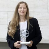 Luz Gabás con su trofeo de ganadora del Premio Planeta 2022