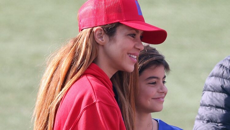 Shakira con su hijo Milan en un partido de Beisbol en Barcelona