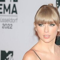 Primer plano de Taylor Swift en la alfombra roja de los MTV EMA 2022