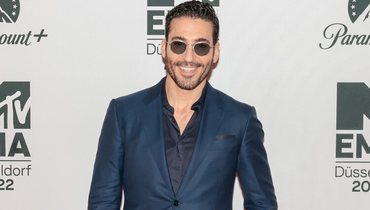 Miguel Ángel Silvestre en la alfombra roja de los MTV EMA 2022