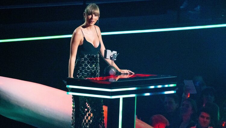 Taylor Swift recoge uno de sus premios en los MTV EMA 2022