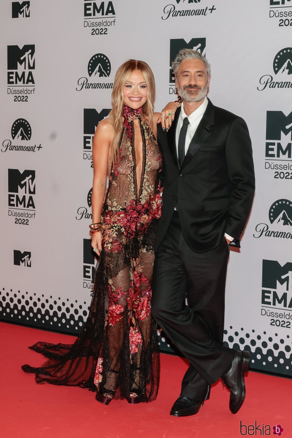 Rita Ora y Taika Waititi en la alfombra roja de los MTV EMA 2022