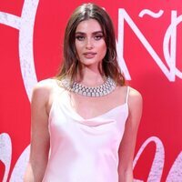 Taylor Hill en la alfombra roja de los VI Premios Woman