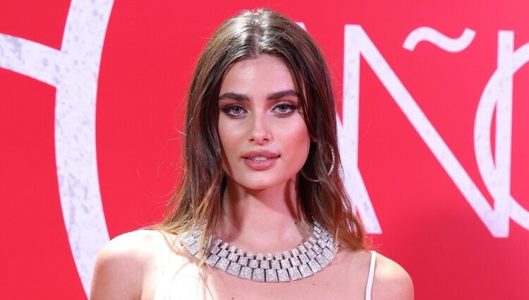 Taylor Hill en la alfombra roja de los VI Premios Woman