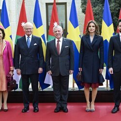 Abdalá y Rania de Jordania y su hijo Hussein de Jordania con Carlos Gustavo y Silvia de Suecia en Ammán