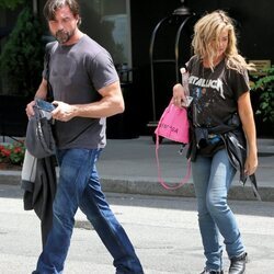 Denise Richards y su marido Aaron Phypers dando un paseo por Nueva York