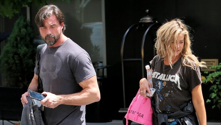 Denise Richards y su marido Aaron Phypers dando un paseo por Nueva York