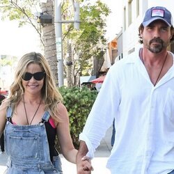 Denise Richards y su marido Aaron Phypers paseando por Los Ángeles