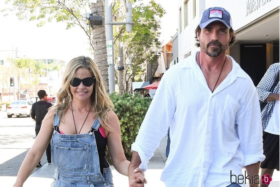 Denise Richards y su marido Aaron Phypers paseando por Los Ángeles