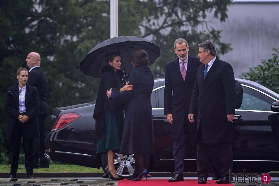 La Reina Letizia y Sanja Music se saludan en presencia del Rey Felipe y Zoran Milanovic al comienzo de la visita de los Reyes a Croacia