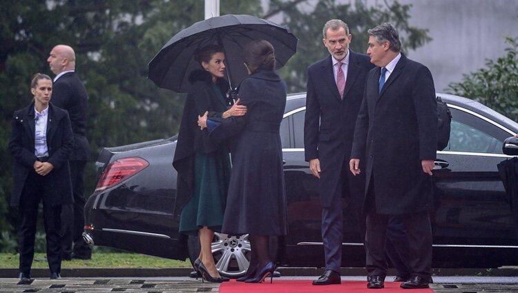 La Reina Letizia y Sanja Music se saludan en presencia del Rey Felipe y Zoran Milanovic al comienzo de la visita de los Reyes a Croacia