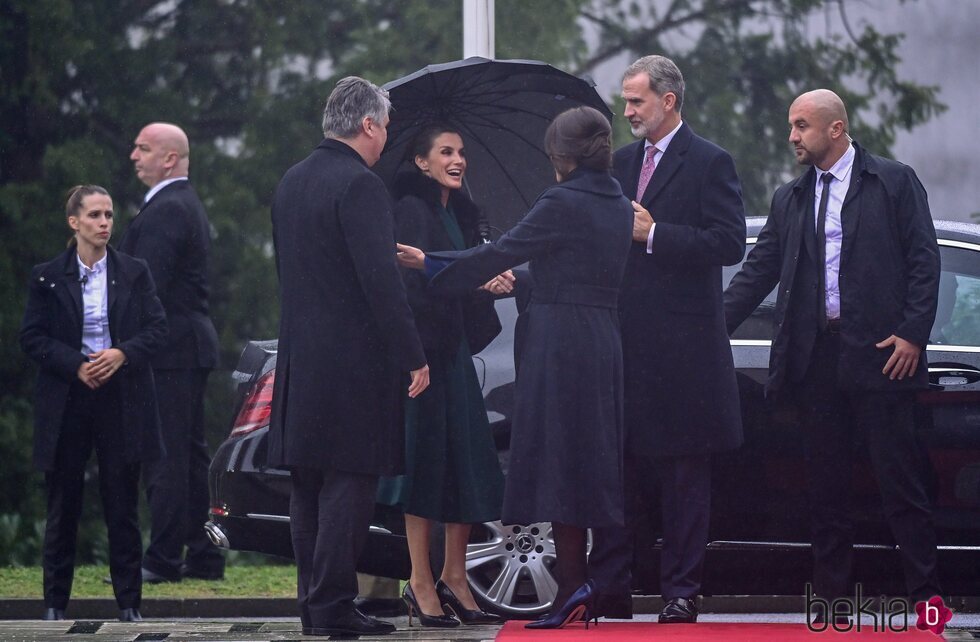 Los Reyes Felipe y Letizia saludan al Presidente de Croacia y su esposa al comienzo de su visita oficial a Croacia