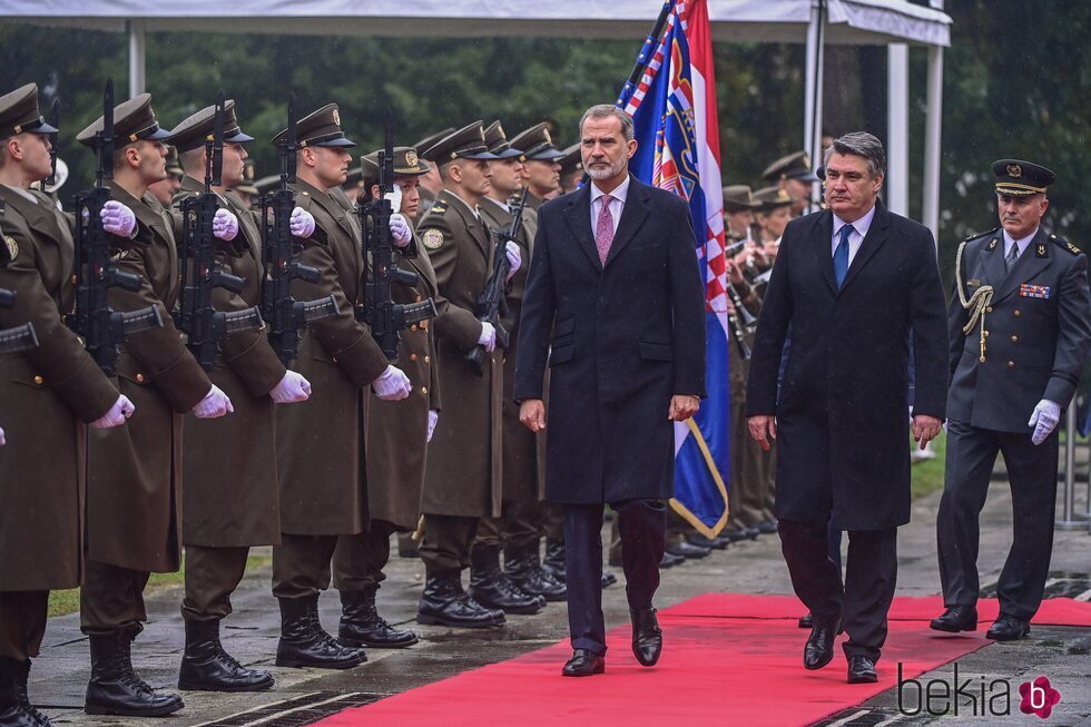 El Rey Felipe VI y el Presidente de Croacia pasando revistas a las tropas al comienzo de la visita oficial de los Reyes a Croacia