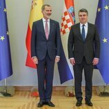 El Rey Felipe VI y el Presidente de Croacia en la bienvenida a los Reyes por su visita oficial a Croacia