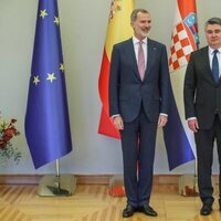 El Rey Felipe VI y el Presidente de Croacia en la bienvenida a los Reyes por su visita oficial a Croacia