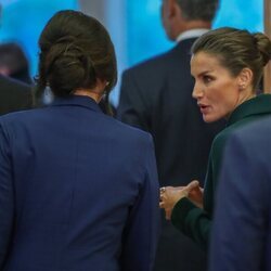 La Reina Letizia hablando con Sanja Music, esposa del Presidente de Croacia