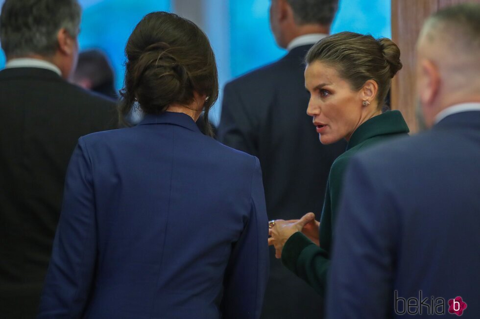 La Reina Letizia hablando con Sanja Music, esposa del Presidente de Croacia