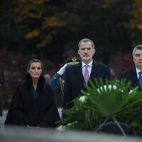 Los Reyes Felipe y Letizia y el Presidente de Croacia y su esposa realizando una ofrenda floral en el Monumento a la Patria en Zagreb