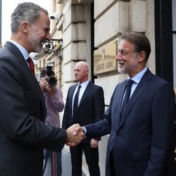 Felipe VI saluda al Presidente del Parlamento croata durante su viaje oficial a Croacia