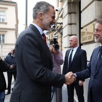 Felipe VI saluda al Presidente del Parlamento croata durante su viaje oficial a Croacia