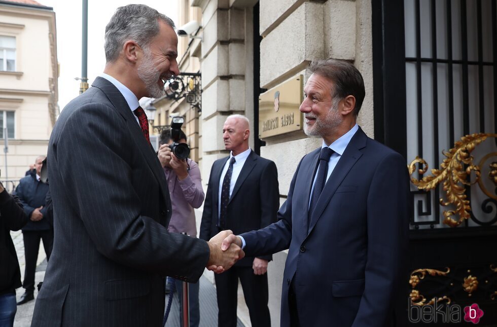 Felipe VI saluda al Presidente del Parlamento croata durante su viaje oficial a Croacia