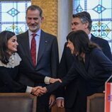 La Reina Letizia estrecha cariñosamente la mano de la Primera Dama de Croacia