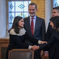 La Reina Letizia estrecha cariñosamente la mano de la Primera Dama de Croacia