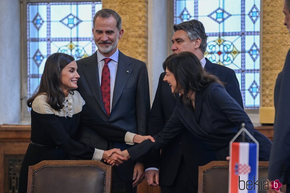 La Reina Letizia estrecha cariñosamente la mano de la Primera Dama de Croacia