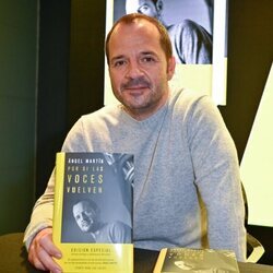 Ángel Martín con su libro 'Por si las voces vuelven'