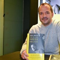 Ángel Martín con su libro 'Por si las voces vuelven'