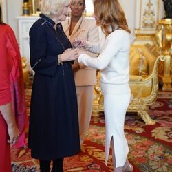 La Reina Camilla y Geri Halliwell en la recepción a los ganadores del Queen's Commonwealth Essay Competition